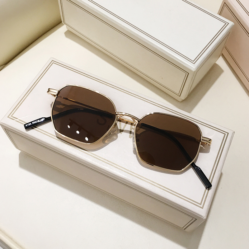 女性と男性のためのレトロな長方形のサングラス,茶色のレンズ, - Men'S Vacation Accessories のレビューと価格
